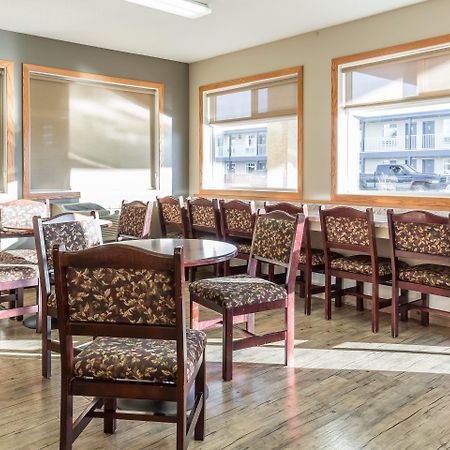 Empire Inn & Suites Penhold Экстерьер фото