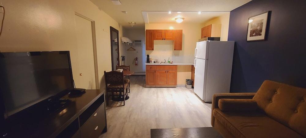 Empire Inn & Suites Penhold Экстерьер фото