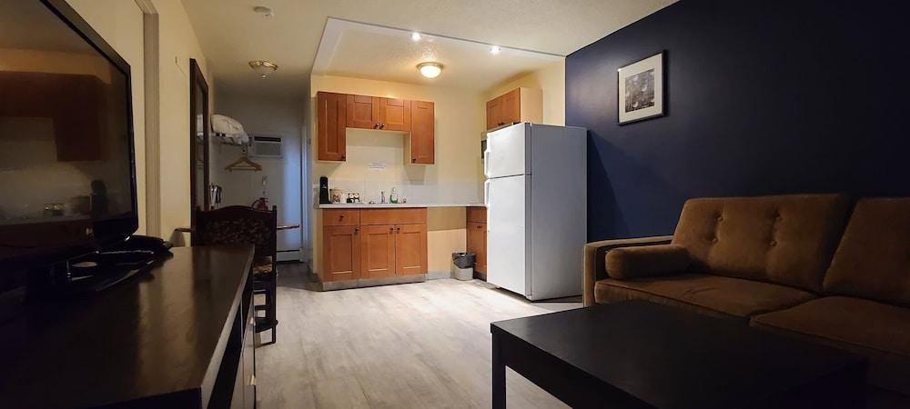 Empire Inn & Suites Penhold Экстерьер фото