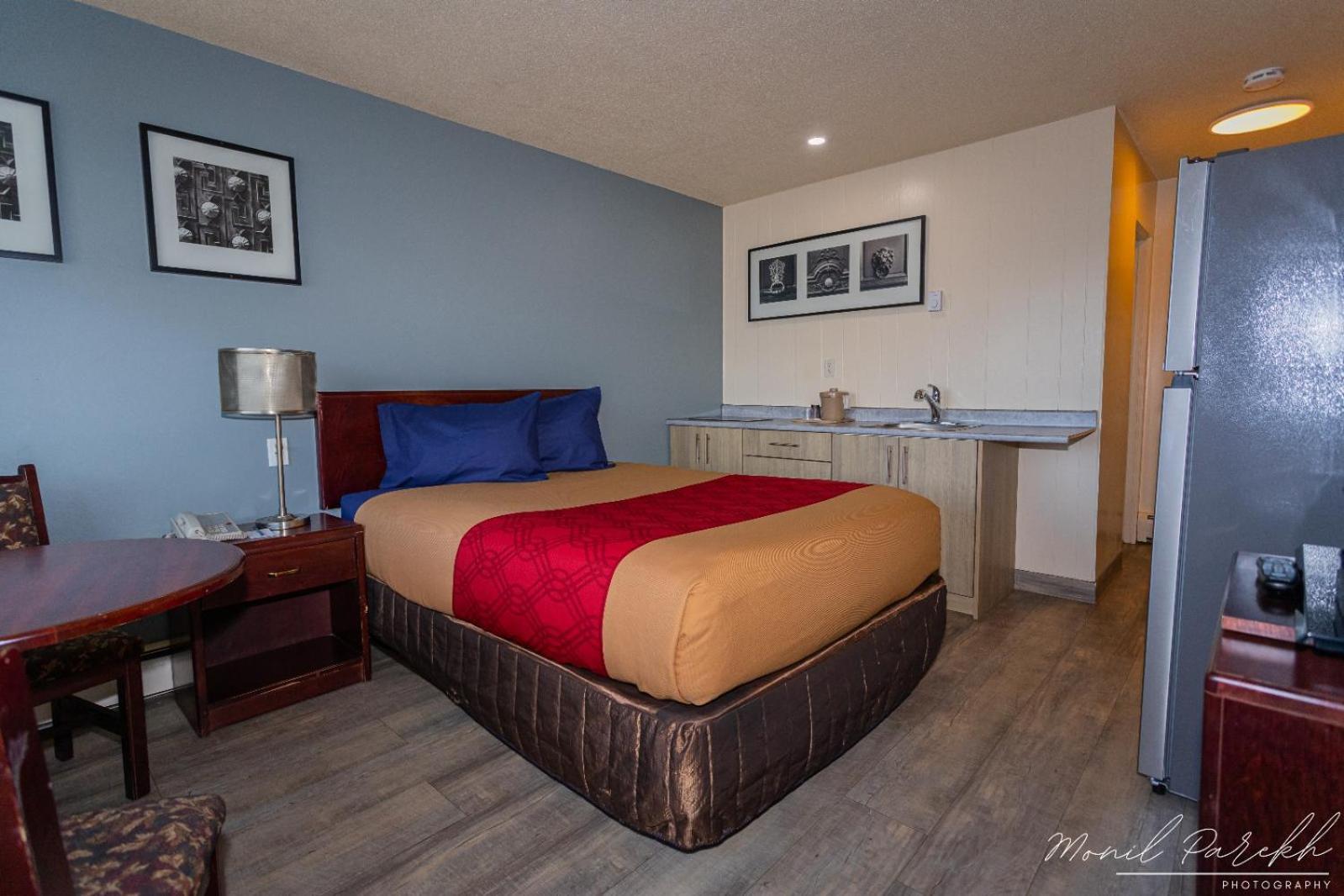 Empire Inn & Suites Penhold Экстерьер фото