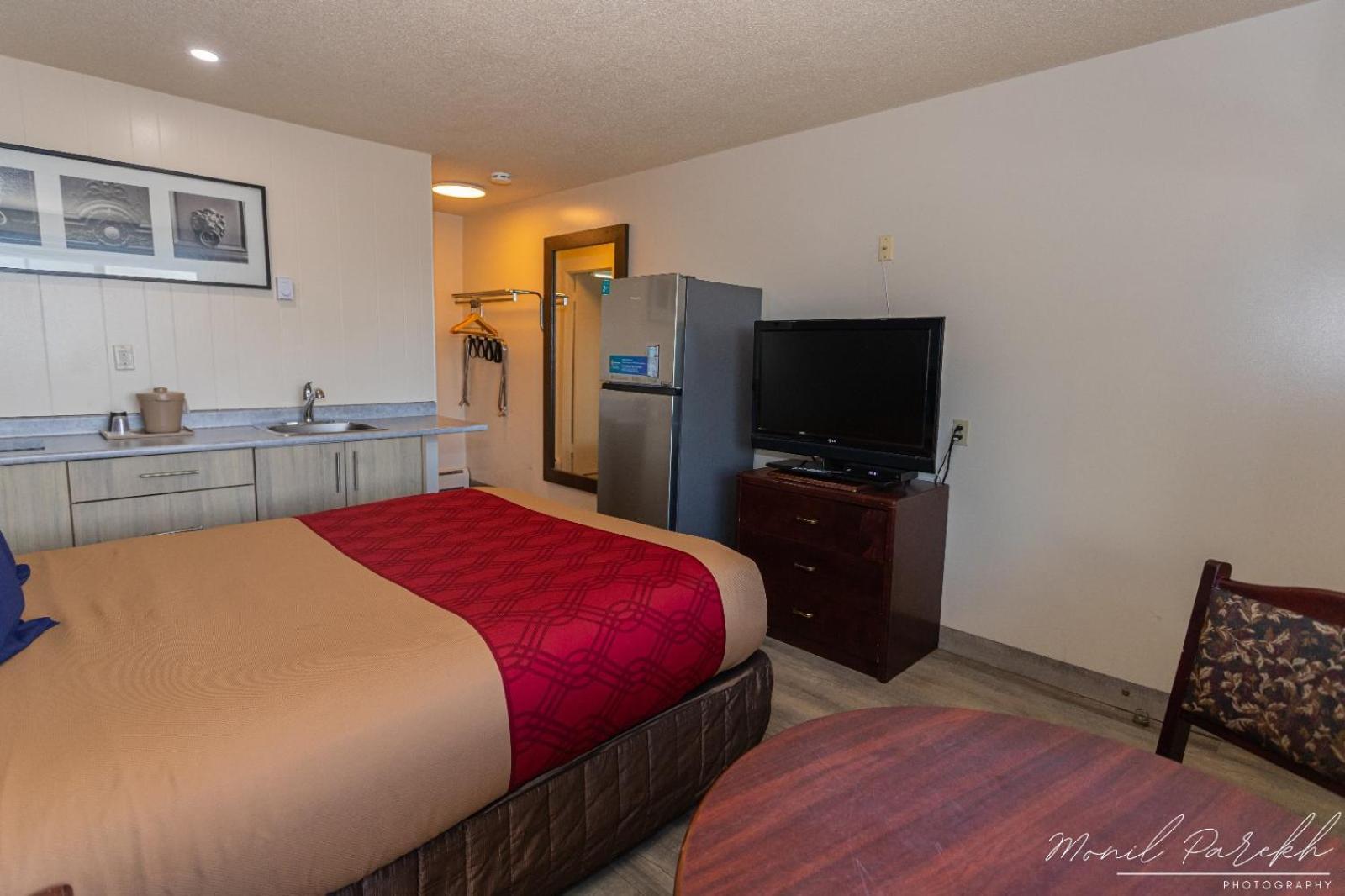 Empire Inn & Suites Penhold Экстерьер фото