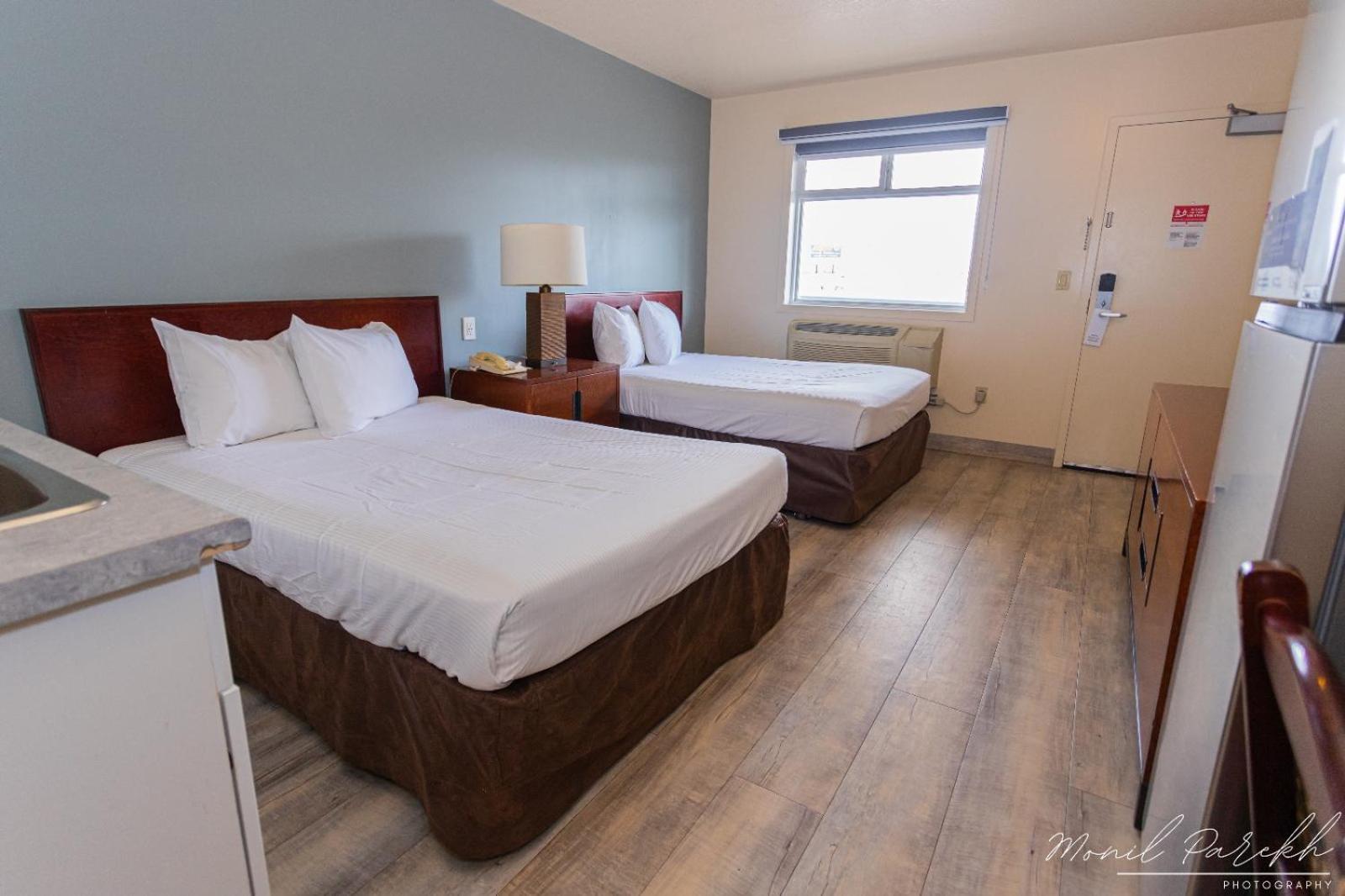 Empire Inn & Suites Penhold Экстерьер фото
