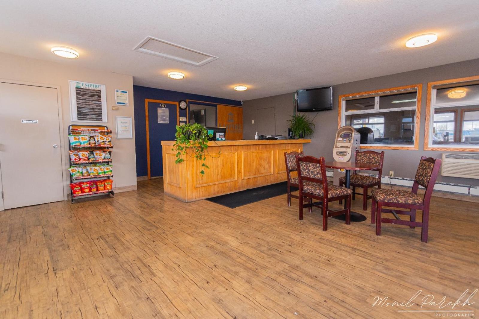 Empire Inn & Suites Penhold Экстерьер фото