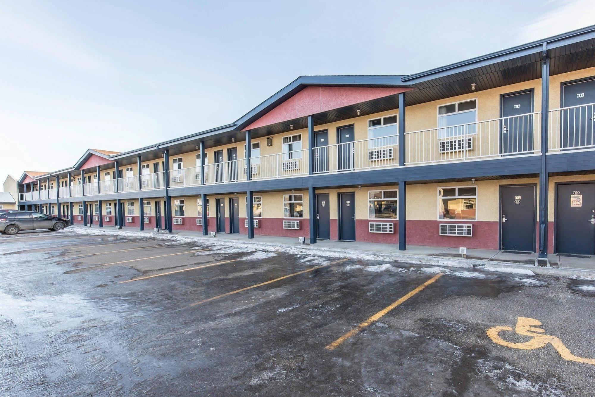 Empire Inn & Suites Penhold Экстерьер фото