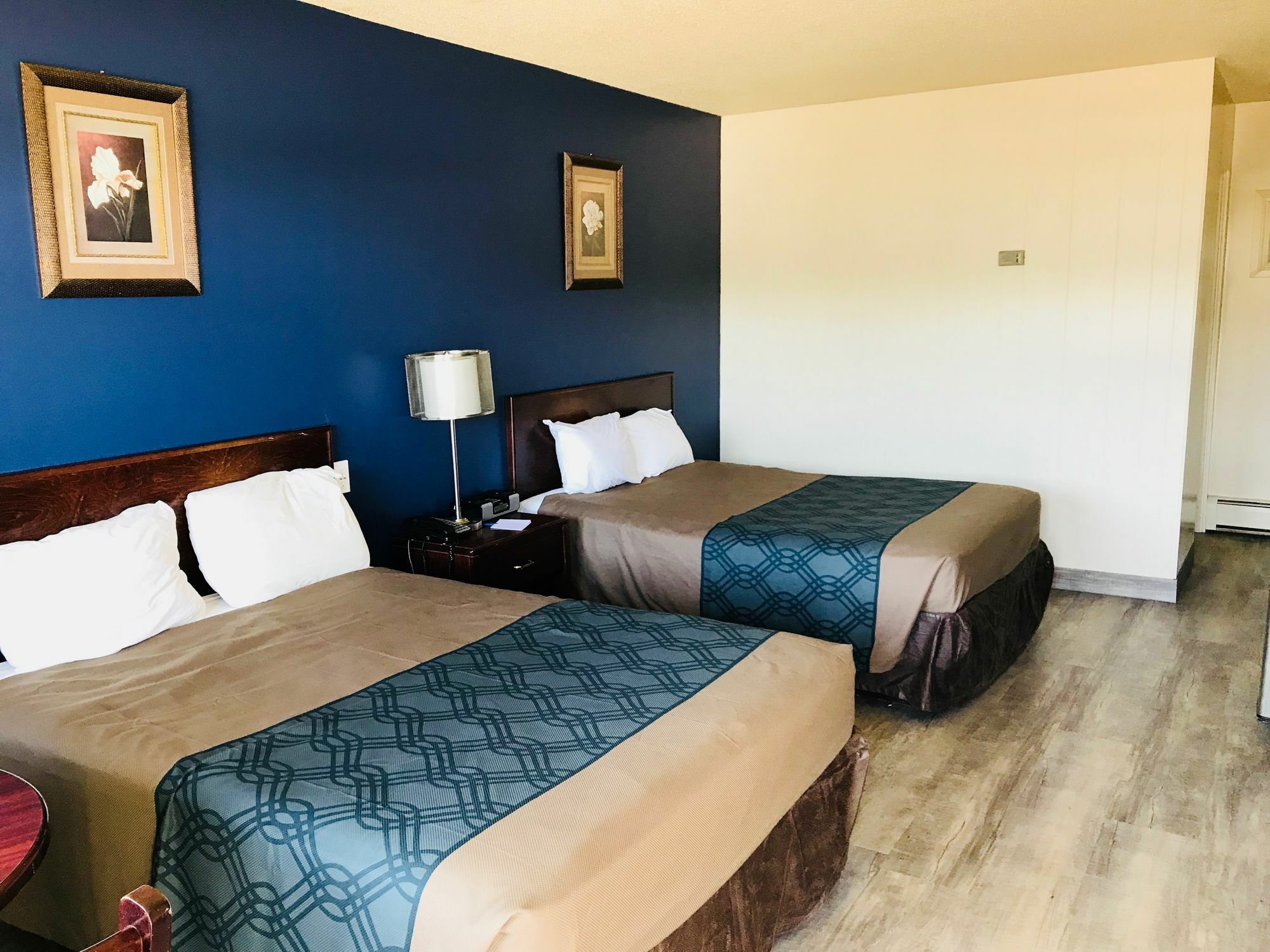 Empire Inn & Suites Penhold Экстерьер фото