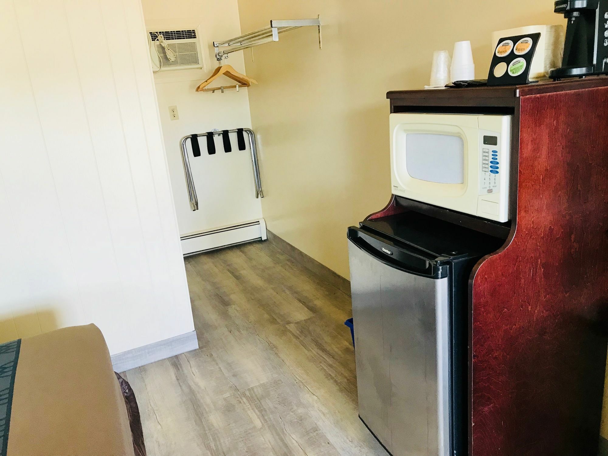 Empire Inn & Suites Penhold Экстерьер фото
