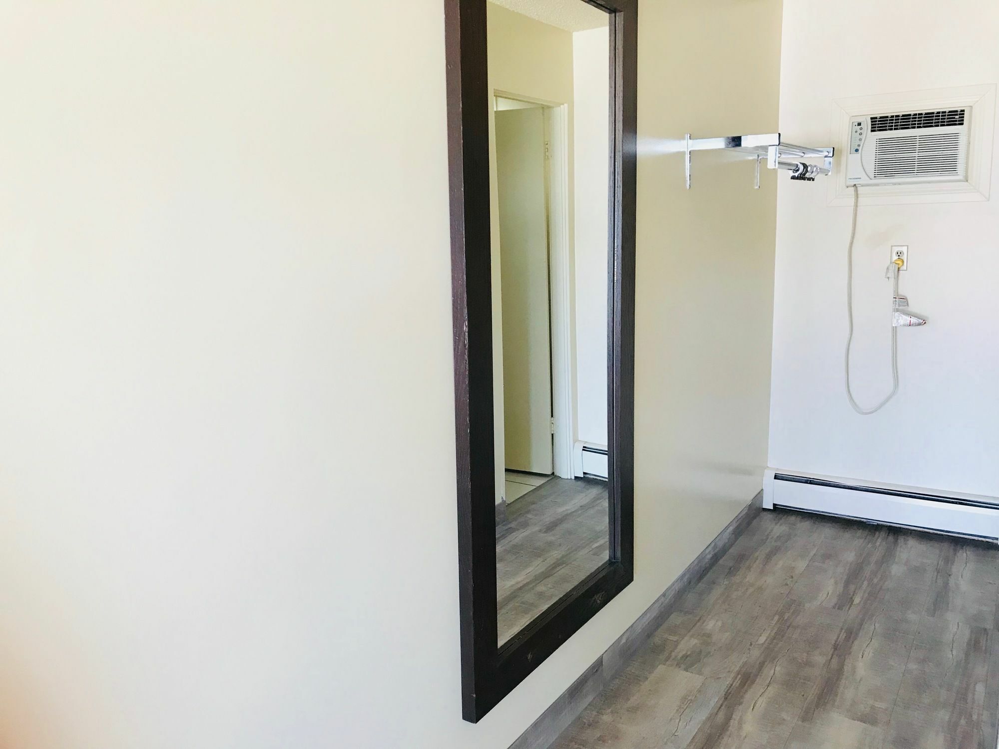 Empire Inn & Suites Penhold Экстерьер фото