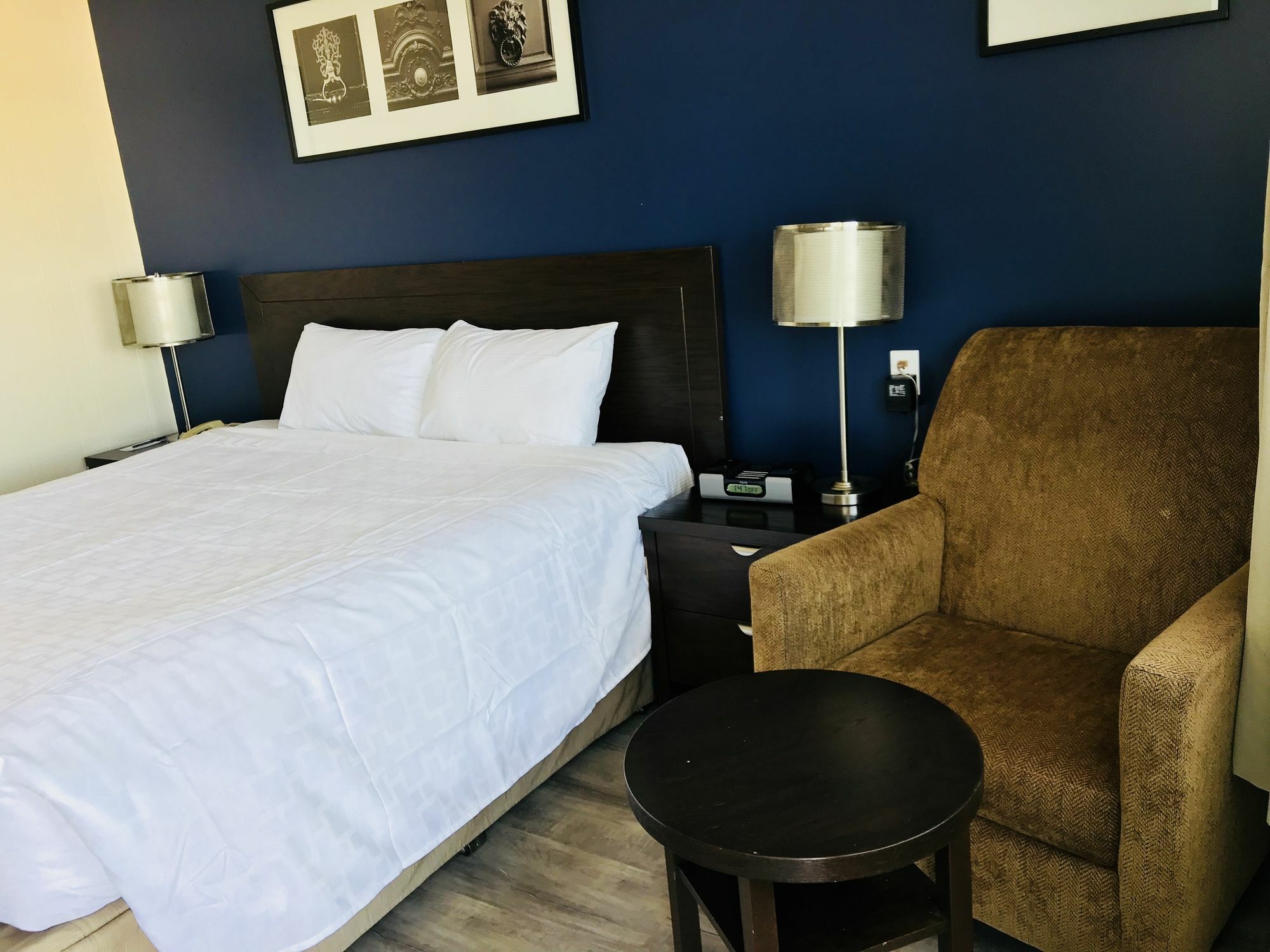 Empire Inn & Suites Penhold Экстерьер фото