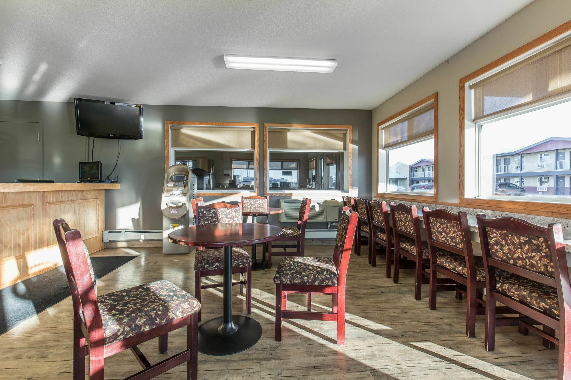 Empire Inn & Suites Penhold Экстерьер фото