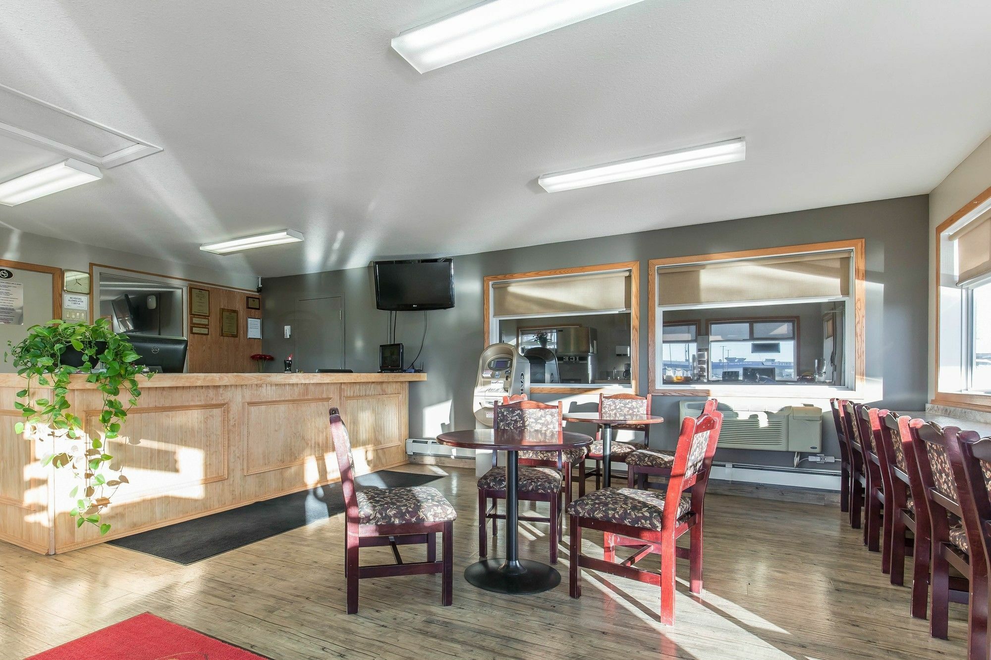 Empire Inn & Suites Penhold Экстерьер фото