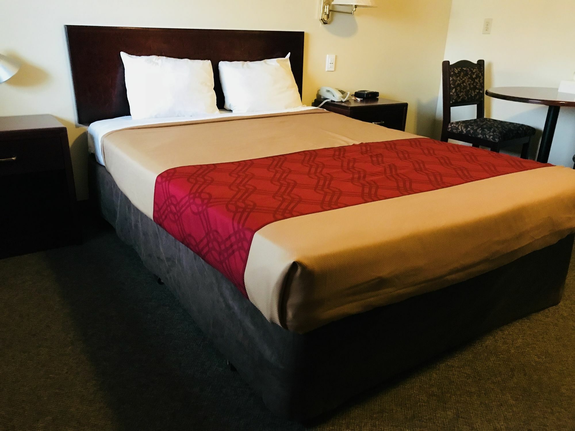 Empire Inn & Suites Penhold Экстерьер фото
