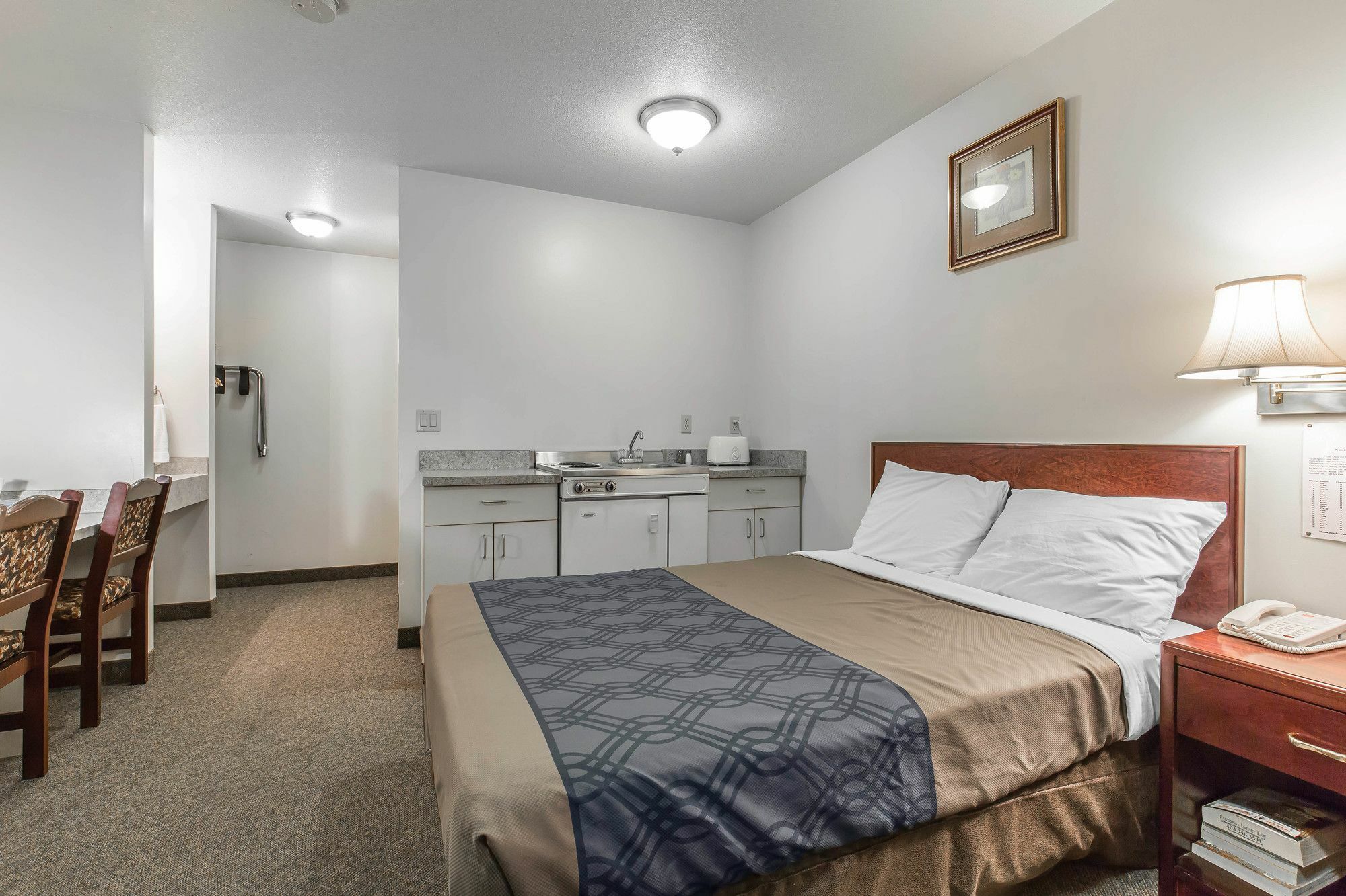 Empire Inn & Suites Penhold Экстерьер фото
