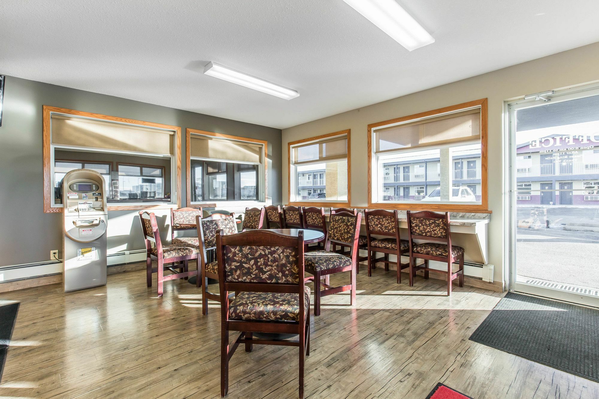Empire Inn & Suites Penhold Экстерьер фото